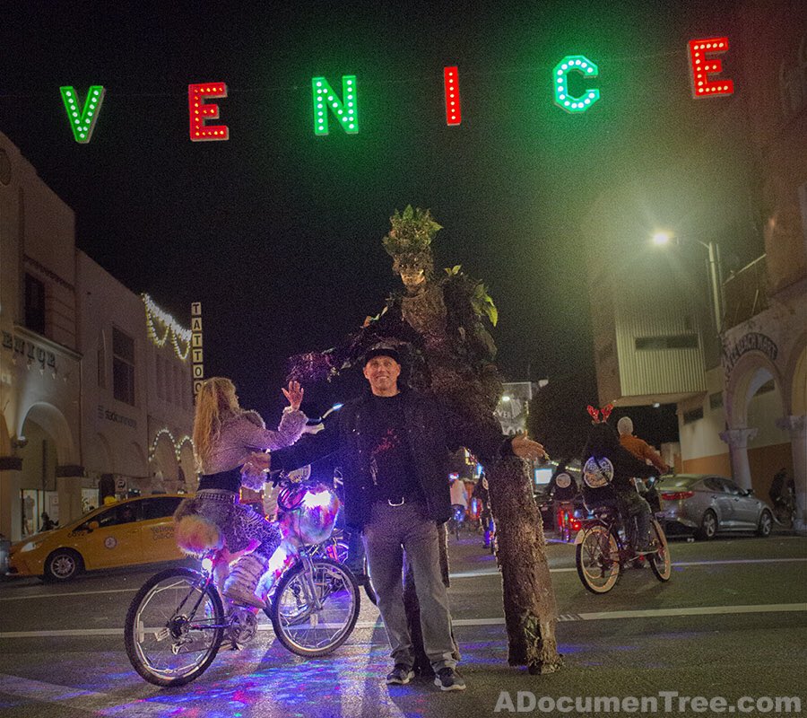 mangelomedia's tweet photo. Holiday @venicesign lighting with #treeman as he hi fives the @venicelectriclightparade #veniceculture alive and kicking. #hifive @adocumentree #venicesignlighting #indyfilm @treemanity #holiday #communitree #positivitree #mangelomedia https://t.co/uLM2mA8ZEe