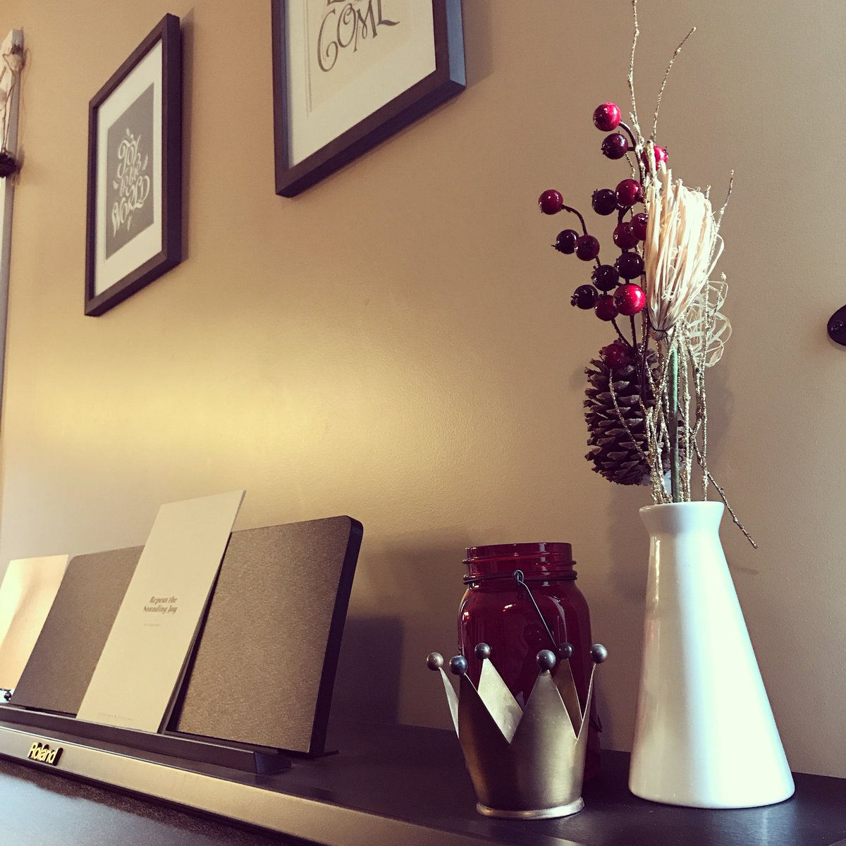 MelanieAThomp's tweet photo. Ready for this house to be filled with joy, laughter and music tonight!!! @SheReadsTruth #SRTAtlantic #shereadstruth https://t.co/v8NjCRlHse