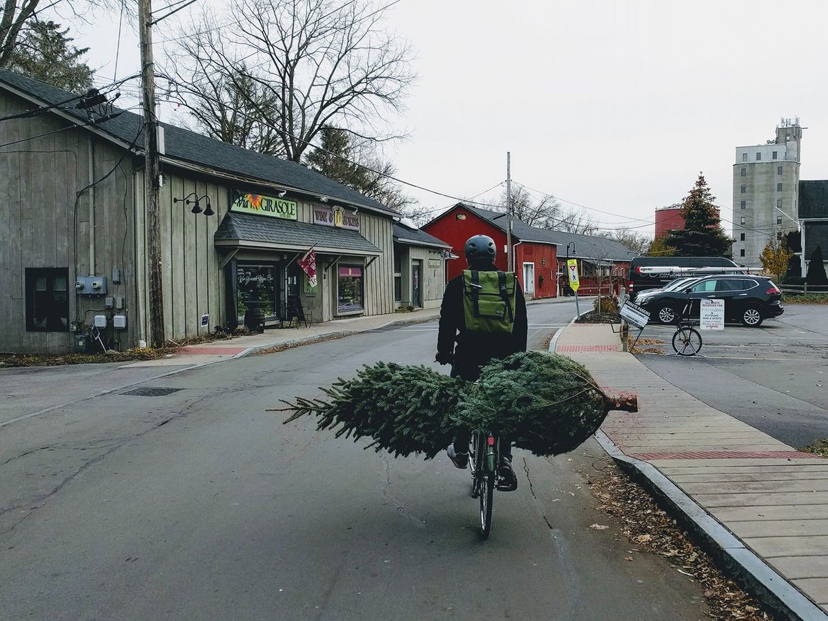 WalkBikePNY's tweet image. Helpful visual on how much space to give cyclists when passing (3+ ft). #Pittsford Village #ROC #walkability
