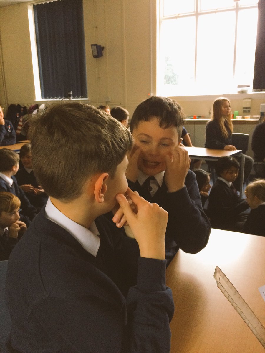 ManorCourtChard's tweet image. Y6 were very lucky to have Simon Frackiewicz from Chard’s @Frithopticians spend time in class this afternoon - learning from his expertise in optometry. The children were engaged and mesmerised by the optical illusions. Many thanks!