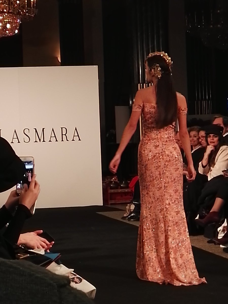 Hombros al aire y vestidos con capas largas. Indonesia reinterpretada por <a href="/BarliAsmara/">Barli Asmara</a>