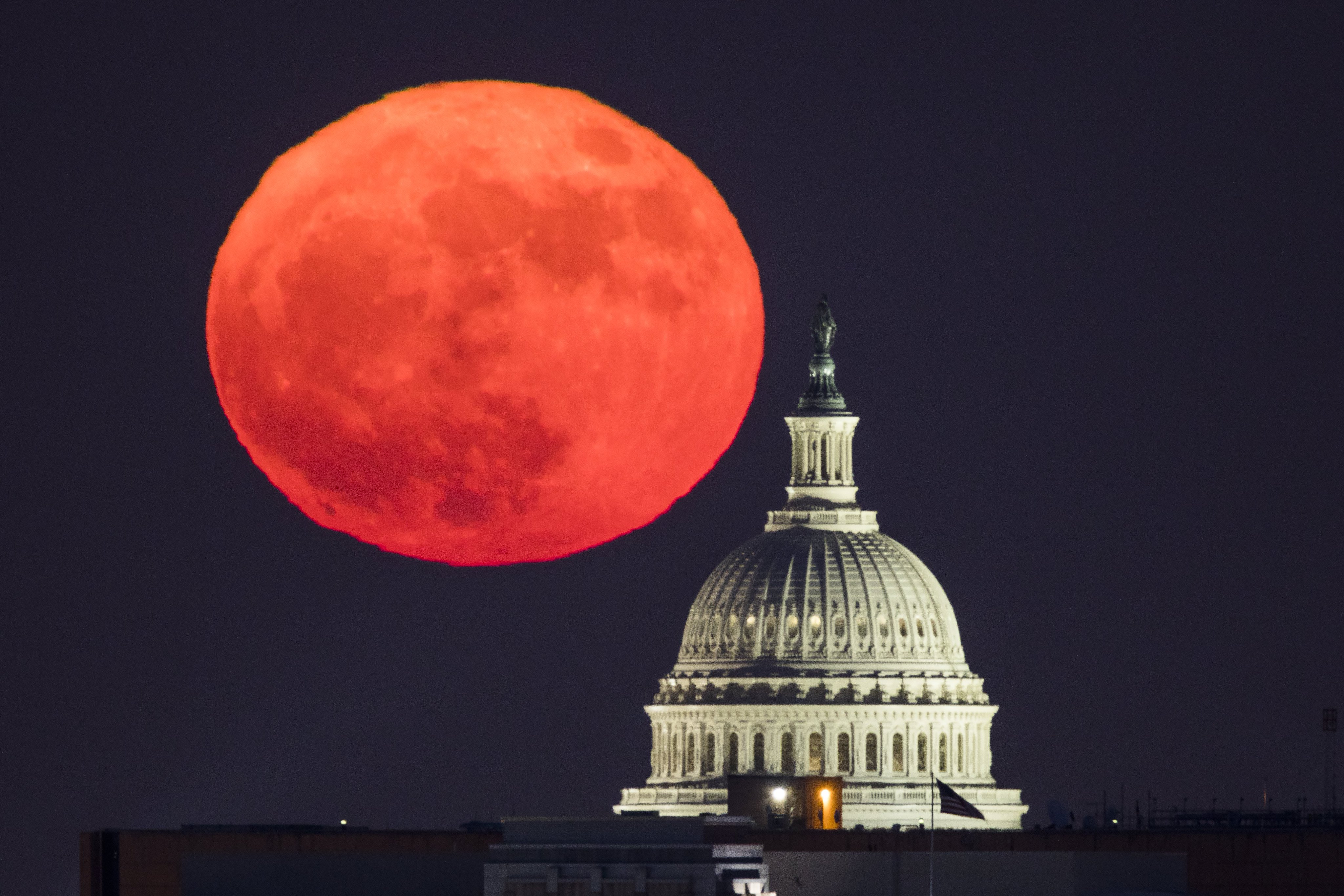 США С огромной луной