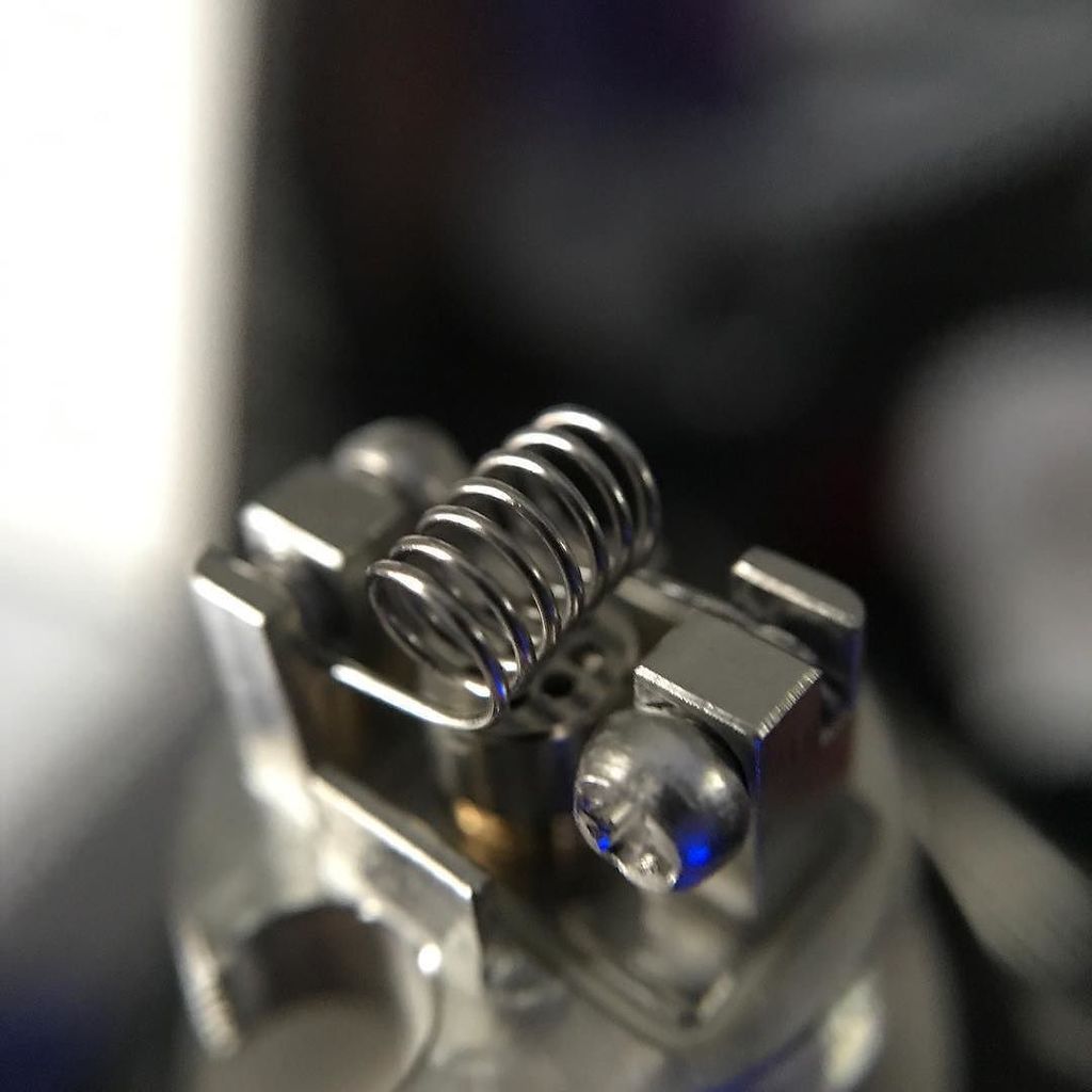 DearAtty's tweet photo. How’s this for #macromonday?! 😂😂 Threw in the 26g kanthal coils that come in the package. I figured my first experience should be this experience. Really easy to build on. 
________________________________________________________
•#DearAtty • #va… https://t.co/5lHWucy6Ul https://t.co/oznySwI9Cg