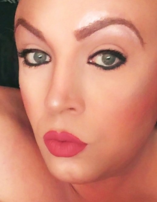 Teighlor_Davis's tweet photo. I wish I had a better camera and Lighting because this color is beyond gorgeous @JeffreeStar #Calabasas #Eclipse #jeffreestarcosmetics #summerchromecollection #newfave https://t.co/1UCfR7cI8L