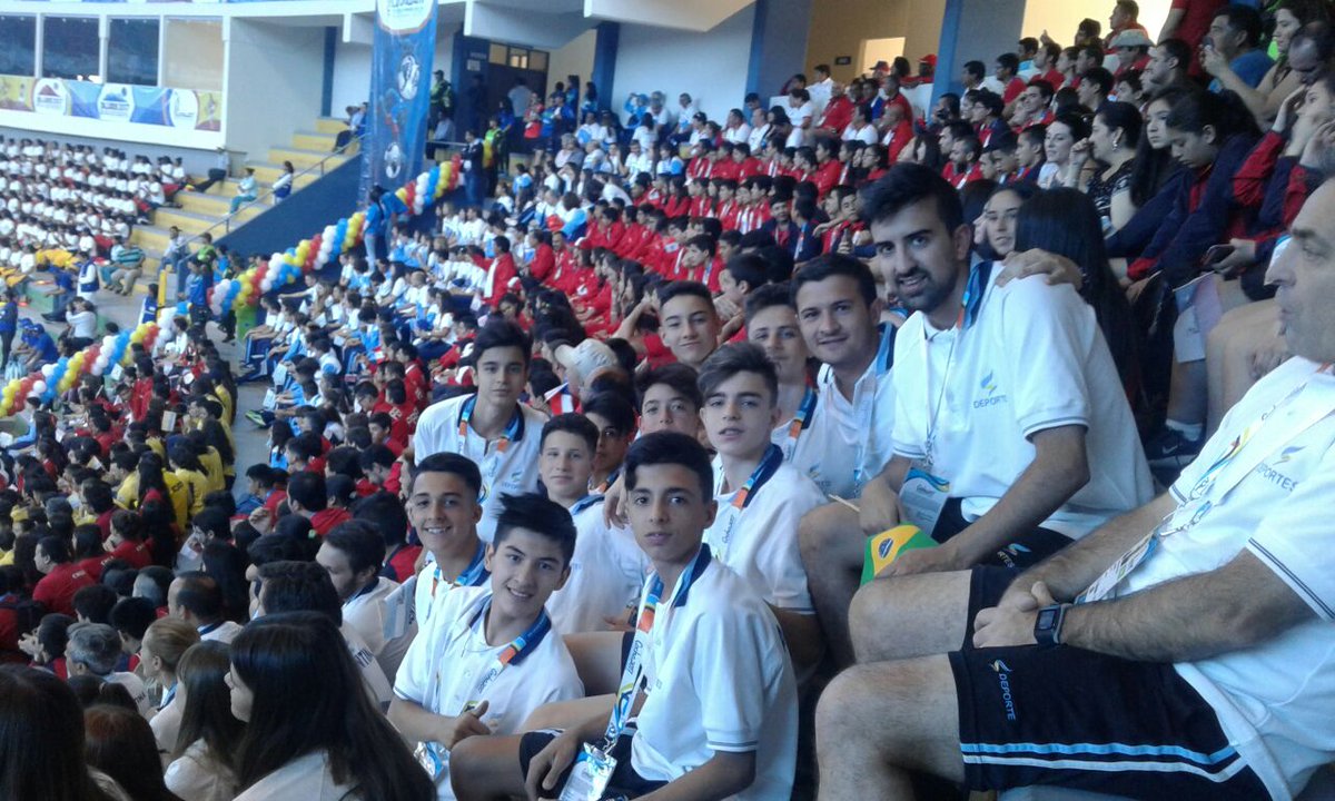 emasantoro's tweet photo. Ceremonia Inaugural de los XII Juegos Sudamericanos Escolares #Cochabamba2017. Mañana a las 11 (hora arg) debutamos vs Surinam https://t.co/Lj7LoFHx6k