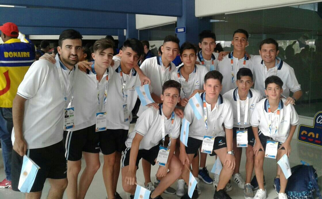 emasantoro's tweet photo. Ceremonia Inaugural de los XII Juegos Sudamericanos Escolares #Cochabamba2017. Mañana a las 11 (hora arg) debutamos vs Surinam https://t.co/Lj7LoFHx6k