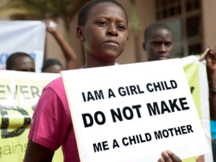 Doctorsoomaali's tweet photo. #EndChildMarriage child marriage has driven by poverty&amp;has many effect on girls health increased risk of sexually transmitted disease,death during child birth,obstetric fistulas,risk of premature birth &amp; neonatal death.To stop #childmarriage educate community https://t.co/WqR4po5lro