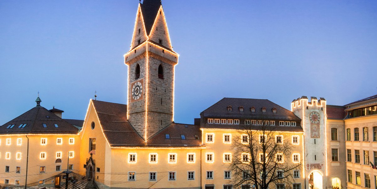 altoadige_info's tweet photo. 🎄🌟 PACCHETTO DELLA SETTIMANA: offerta per 3 notti a @Bruneck_Brunico per visitare il famoso #MercatinodiNatale e non solo. @Kronplatz #MercatiniOriginali #NataleinAltoAdige https://t.co/YIgNlpze7Y https://t.co/838m2i23VM