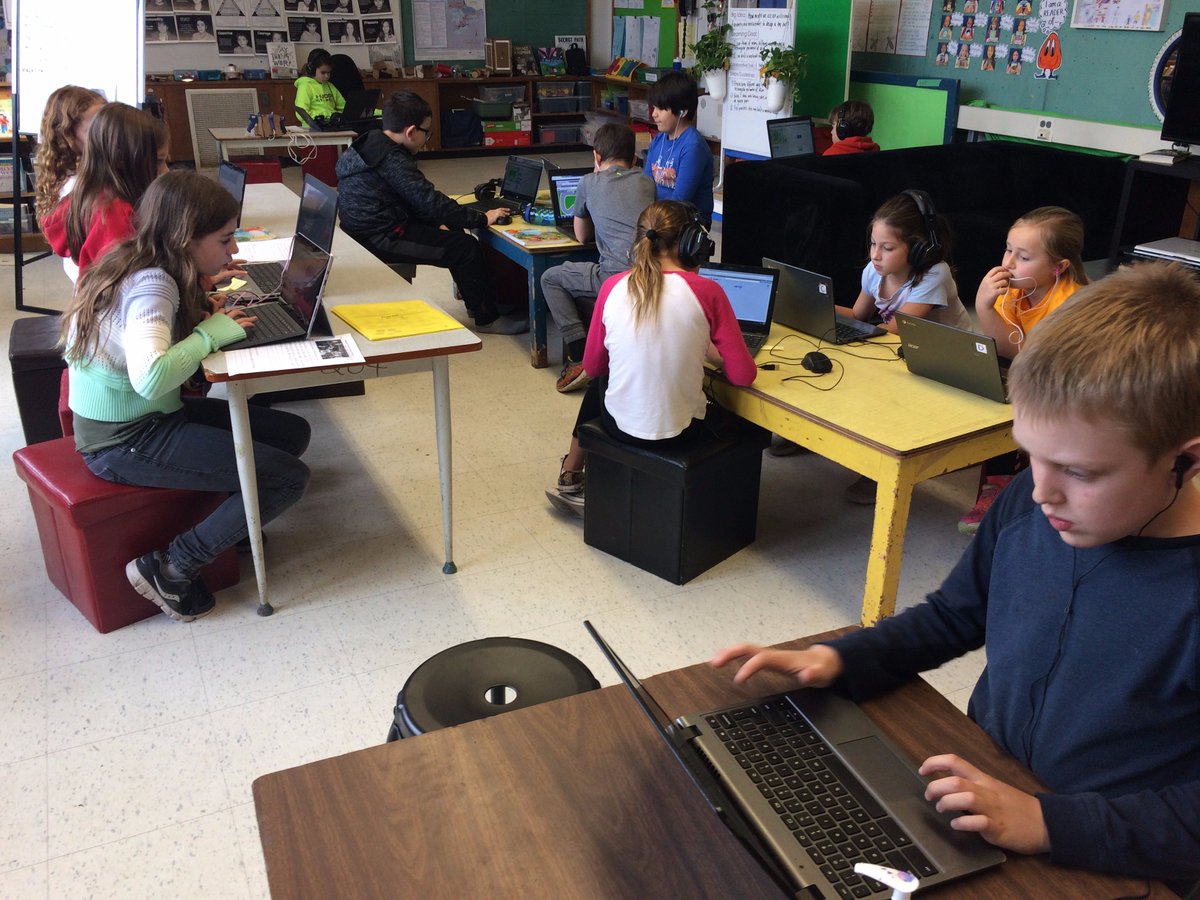 McM_MsT's tweet photo. Continuing with @GoogleCSFirst online courses using @scratch @ScratchEdTeam as we get into Computer Science Education Week #HourOfCode2017 #HourOfCode @tdsb Today code focussing on two players in a race track #tdsbcoding https://t.co/y6vXqudoAq
