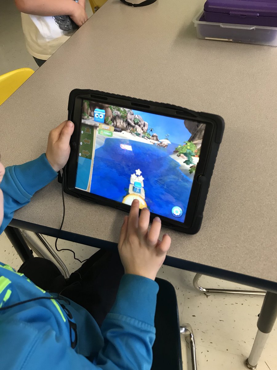 LadogaPrincipal's tweet image. Coding with kdg! @thechuckelem @drmichelemoore @TerryTerhune #coolkidscode #hourofcode