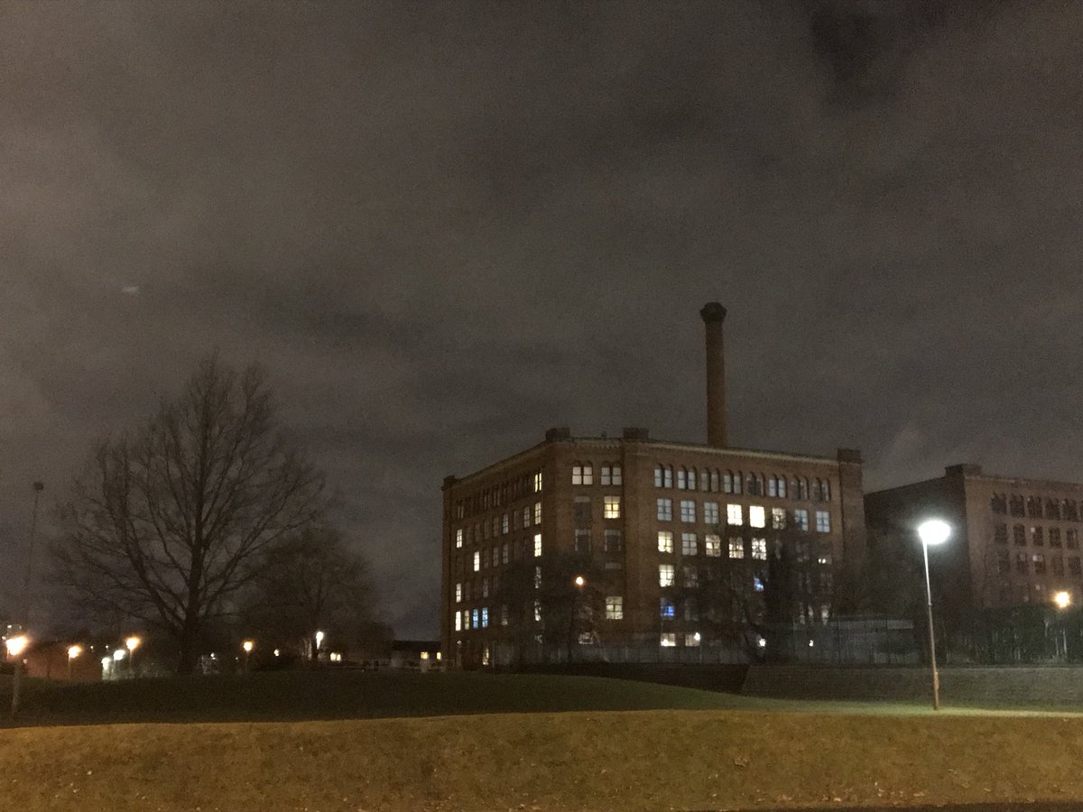 hiurbanwanderer's tweet photo. Views from my #eveningmiles #reversecommute and #onehouroutside seeing the dark on the other end of the day on the canal. The Christmas lights are coming and brightening the dark nights. A lovely warm-ish night for a walk to end the day. How do you #makeyourcommutecount? https://t.co/GMK1PrW0Ug