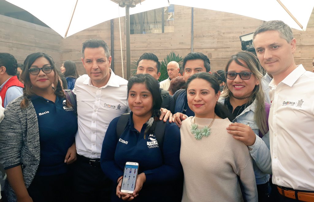 utvco's tweet photo. El gobernador de #Oaxaca, @alejandromurat felicitó a las y los ganadores del 2o. lugar del #CONIES2017 de @ticutvco, quienes desarrollaron #Yalam 'Voces de mi tierra', aplicación móvil para conocer y aprender las 16 lenguas maternas de la entidad.
#EducaciónQueTrasciende https://t.co/kVGkD7lLWf