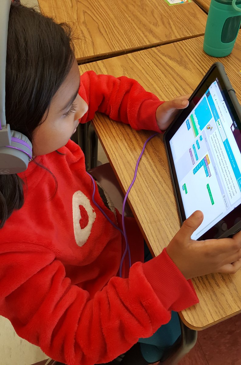 MrsDonatoGV's tweet photo. Coding! #BSESJagNation #hourofcode_GV https://t.co/SVdoHb01NV