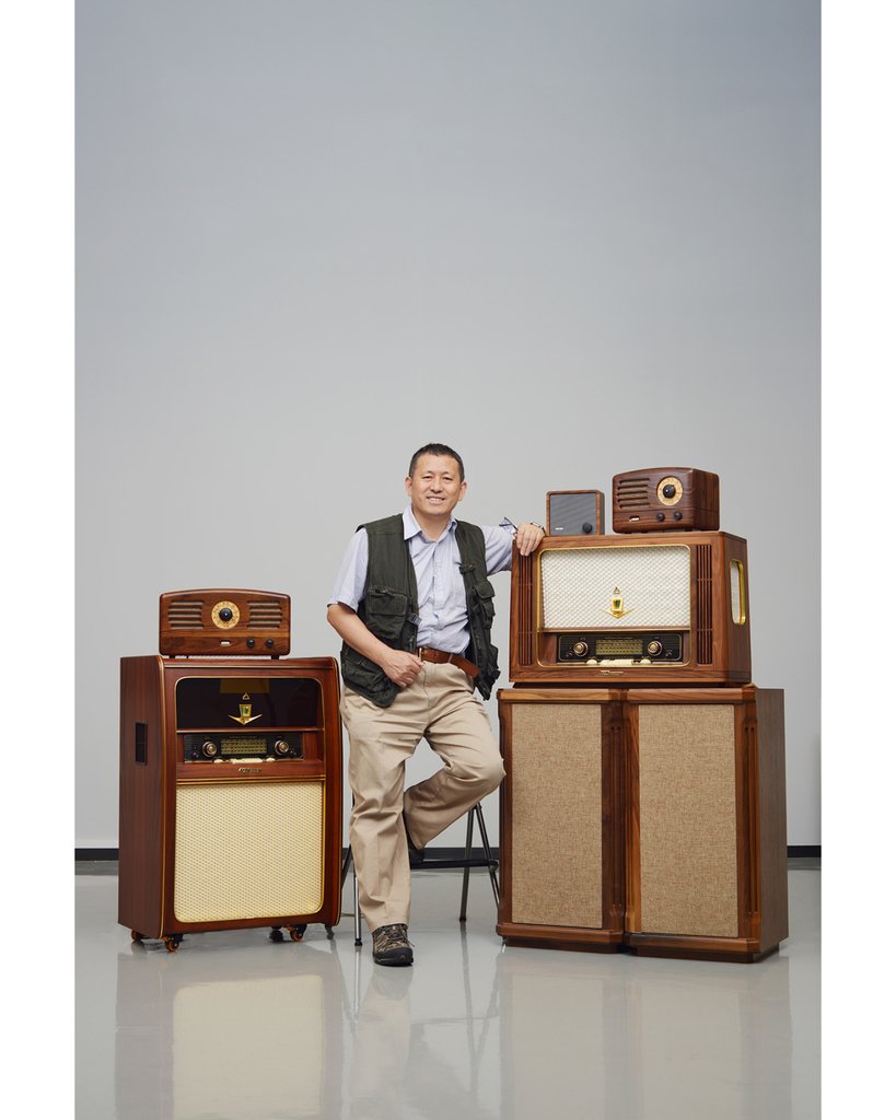 Muzenaudio's tweet photo. Products designed by Mr. Zeng including China’s first vacuum tube radio (1986); China’s first commercial vacuum tube radio (1992); China’s largest tabletop radio with the highest sound quality (2010); China’s first radio features Smart Audio (2013). https://t.co/ewl43m3Ed6