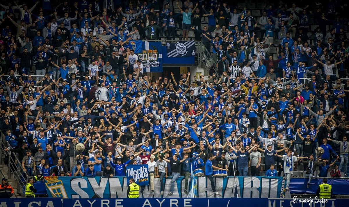 AzulVetusta's tweet photo. La primera es del fondo de animación del Molinon estando a 2 puntos de promoción a primera, la segunda del @FondoNorte1926 Carlos Tartiere a 2 del descenso a 2b #RealOviedo https://t.co/qJlxDOD3Ut