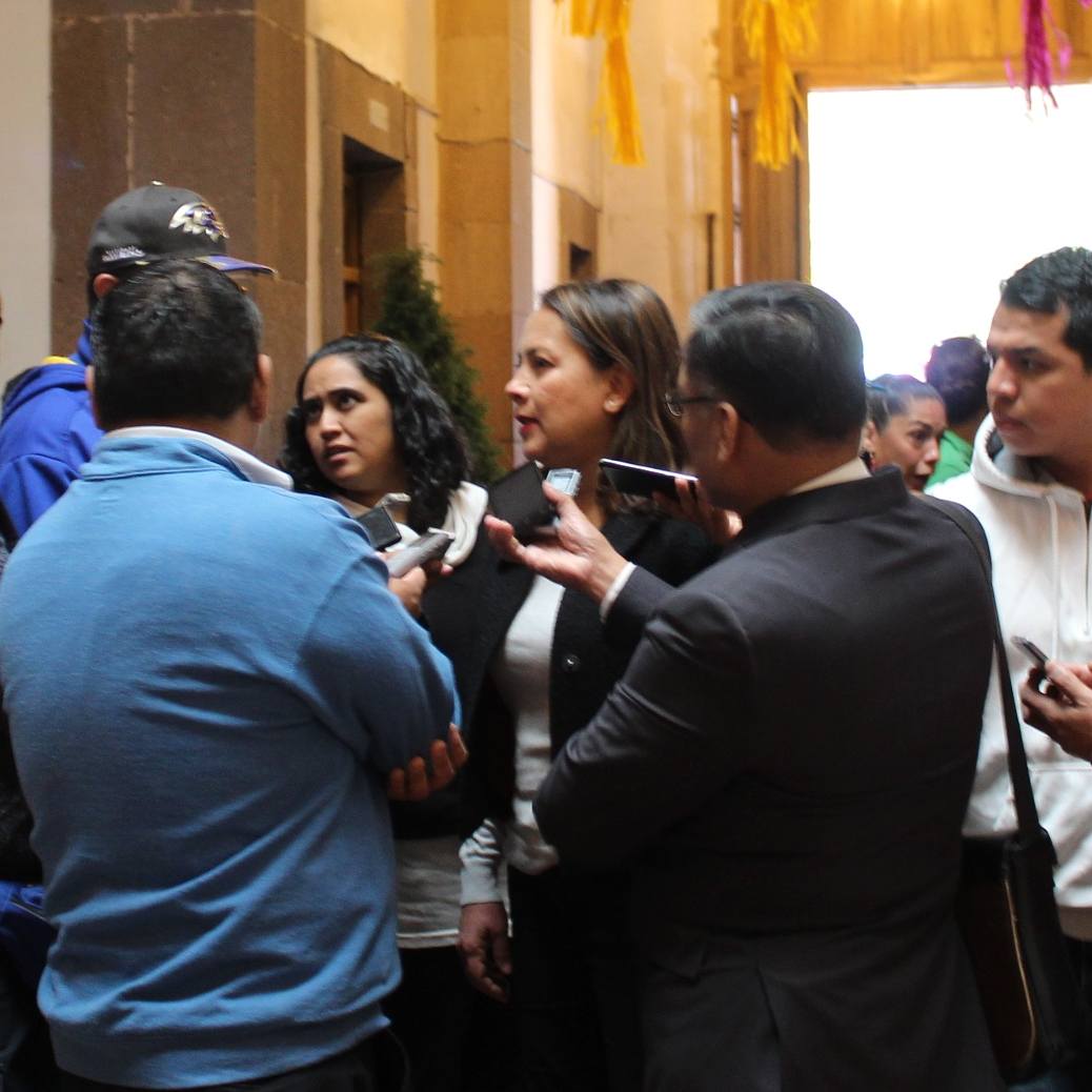 AngelesRdzSLP's tweet photo. Tuve la oportunidad de hablar con reporteros de prensa impresa y digital para expresarles mi preocupación sobre la falta del #mandomixto en la ley de seguridad interior.

¡México también necesita leyes #anticorrupción que urgen ser citadas con tal rapidez! y #PRI no ha querido. https://t.co/AA4bA3K0tA