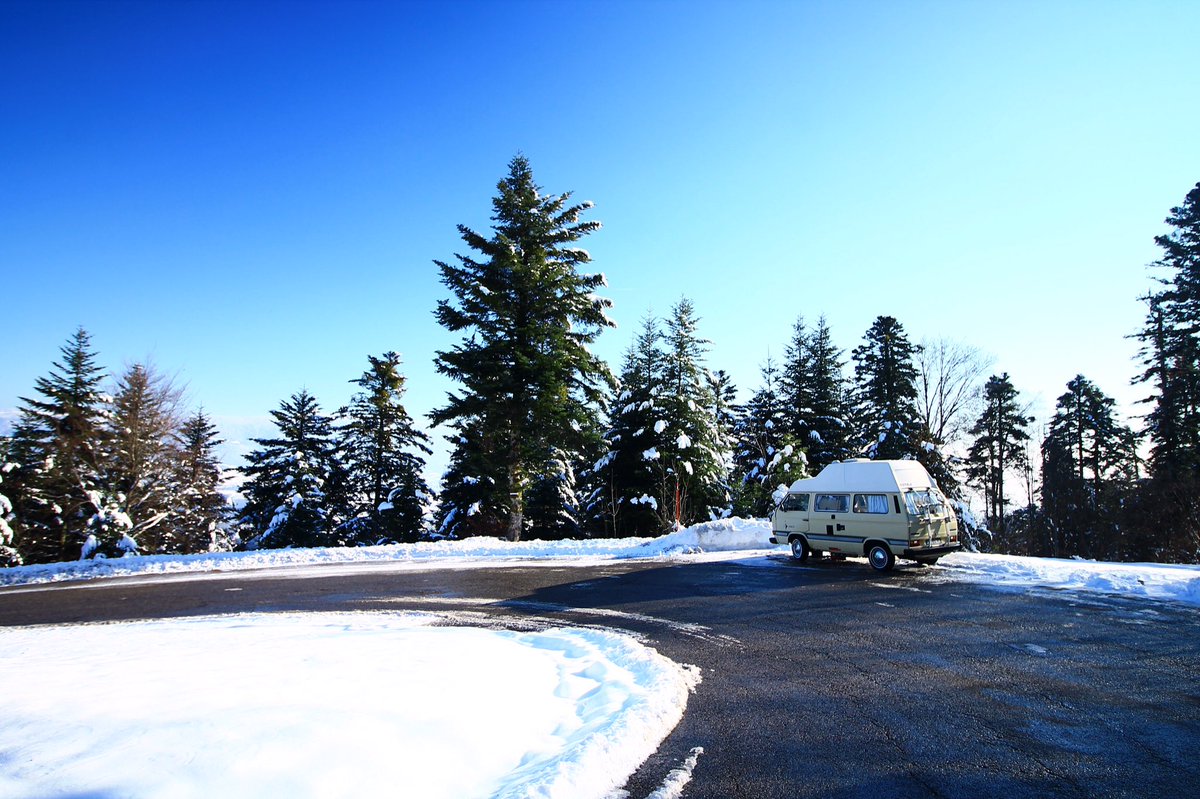 Entredeuxretros's tweet photo. C’est avec le sourire que nous pouvons reprendre la route avec notre VW récemment remis sur pattes, direction le Col de la Rochette pour une petite virée. Et, quelle chance d’avoir une magnifique journée ensoleillée pour en profiter. 

#VW #vanlife #VWjoker #neige #winter #bugey https://t.co/AaYnE7UwHh
