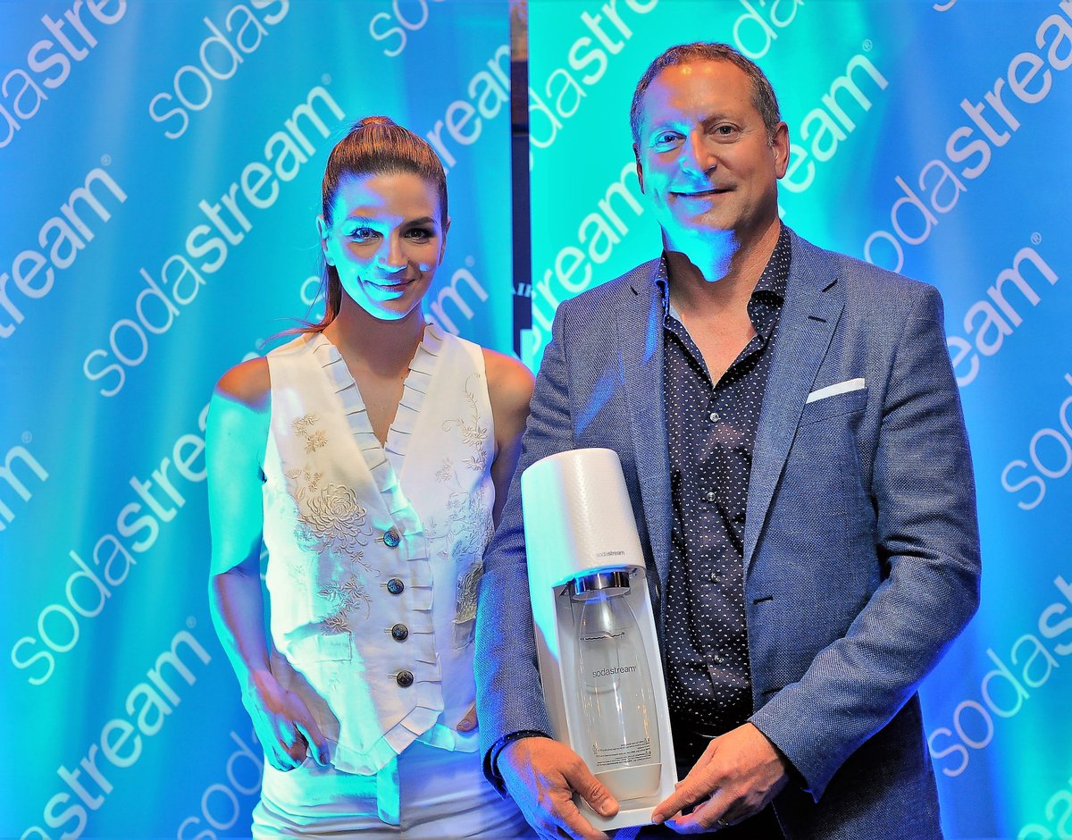 <a href="/SodaStreamArg/">@sodastreamarg</a> <a href="/SodaStreamUSA/">Sodastream</a> desembarcó en #Argentina.  <a href="/sergiobergman/">Sergio Bergman</a>  
<a href="/SodaStreamCEO/">Daniel Birnbaum</a>  #MarcelaKlosterboer …iraquiencairaempresas.blogspot.com.ar/2017/12/sodast… mariocairatravel.com mariocaira.com <a href="/CairaquienCaira/">CairaQuienCaira</a>