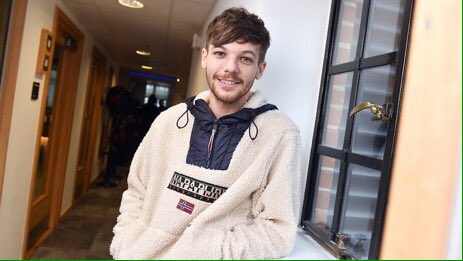 girlouis's tweet photo. O Louis parece tanto um bebezinho com essa franjinha e esse sorrisinho https://t.co/8yJrsZhiE6