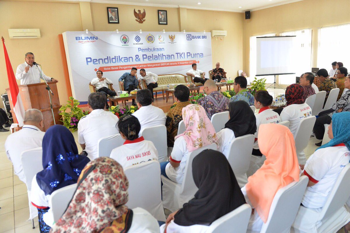 EkoSandjojo's tweet photo. Pelatihan mantan TKI ex Malaysia di Balai Latihan Kementerian Desa PDTT di Ciracas bekerja sama dgn Lion Air Group, kedubes RI utk Malaysia dan Bank BRI https://t.co/zbFe0NgUcp @SandjojoCenter @KemenDesa @tppindonesia https://t.co/ud3Q5SYSGw