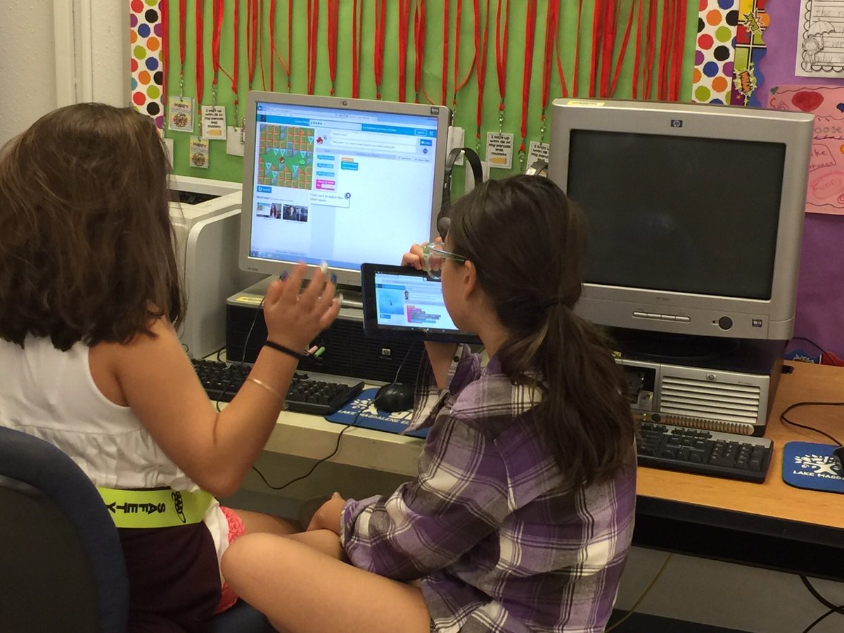 amcknight_01's tweet photo. Pumped to see my super coders totally enthralled with learning coding skills for our Hour of Code @codeorg @Gifted_HCPS @LakeMagdaleneES #HourOfCode2017 #GiftedHCPS https://t.co/02wyaQAHIX