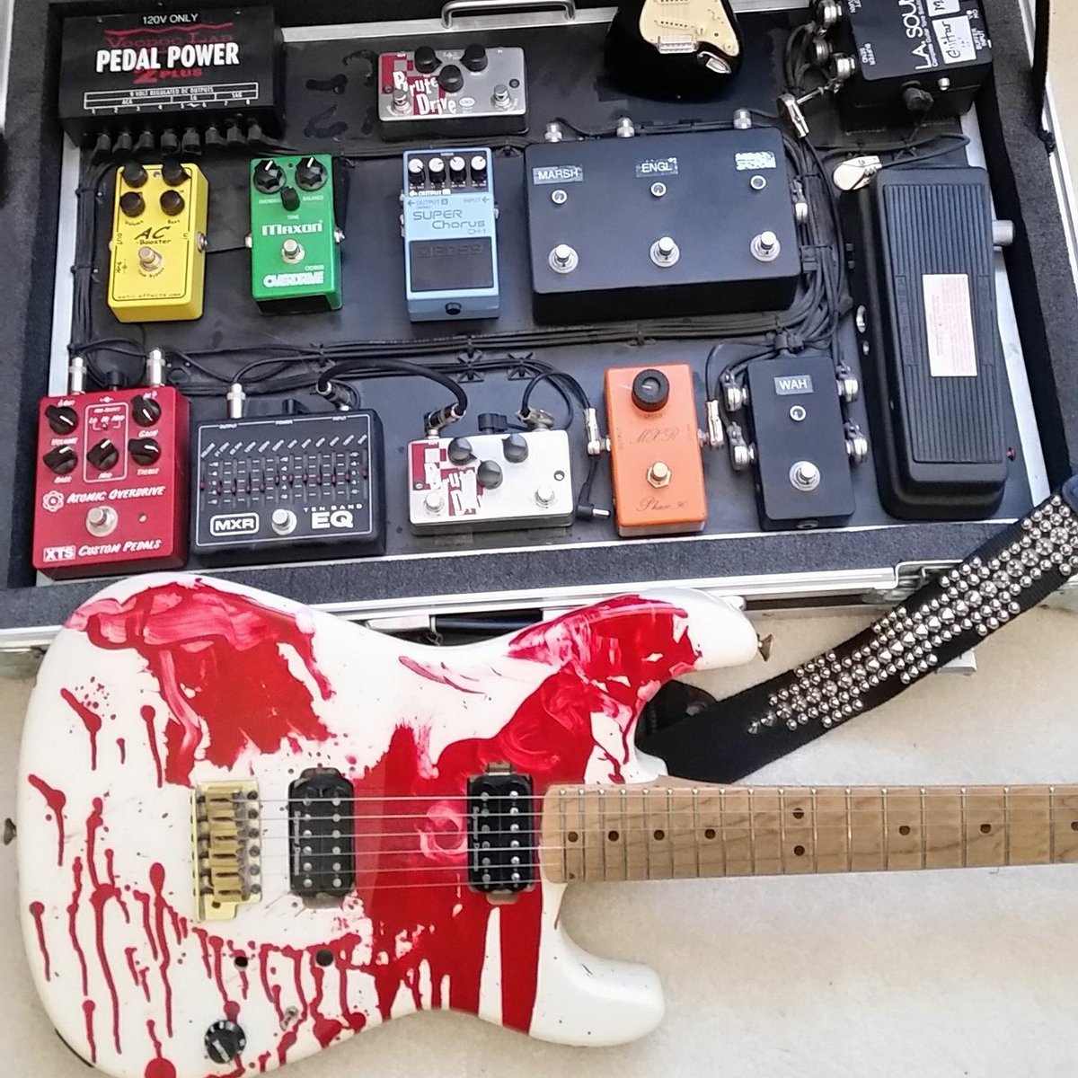 世界最速のギタリストと謳われている、クリス・インペリテリの足元