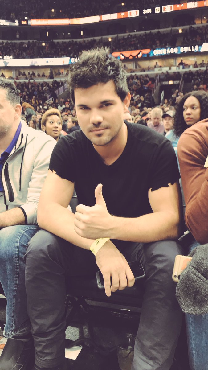 chicago bulls on twitter taylor lautner in the house for clevschi