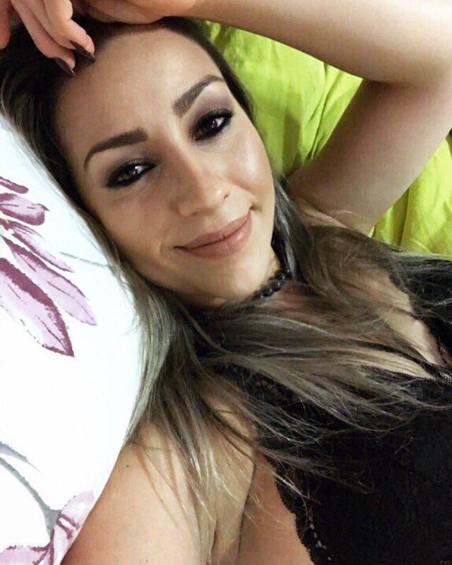 biamacedoficial's tweet photo. Fotinha de ontem pra dar #BoaNoite depois de uma #SegundaFeira de muuuuito trabalho! 🙏🏻 Beijo e boa semana pra vocês!❣️ #BiaMacedo #Monday #Night #Mood #AvoutLastNight #MakeUp https://t.co/Izyveoqya3