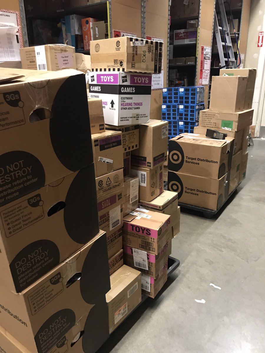 embellishingbrz's tweet image. Toys and seasonal goin down on a Monday 🙌🏼 #FillTheFloor #T1509 #ChallangeAccepted @jamaal_edwards @BrianLeas