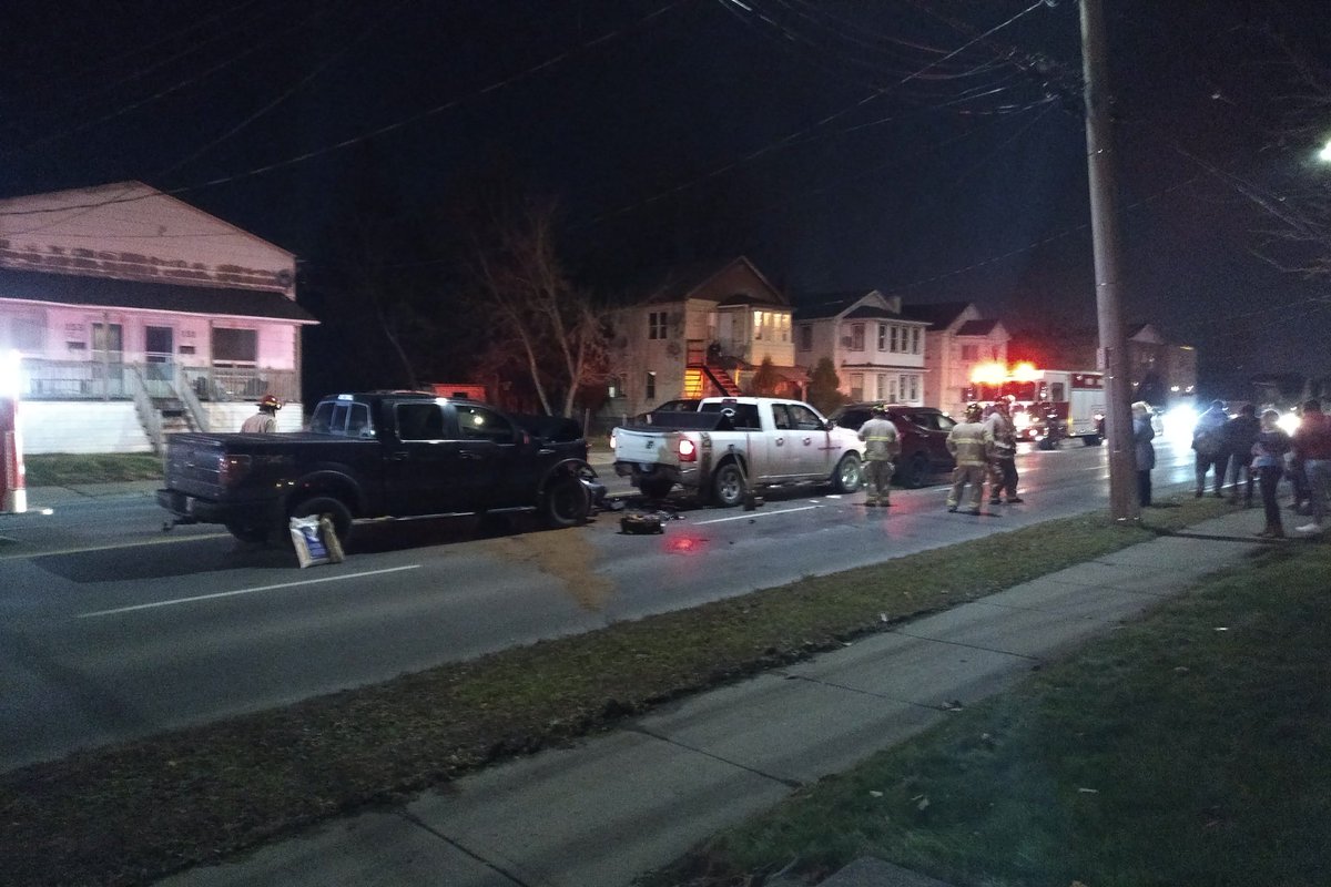 Initially reported as a 5 vehicle MVC it looks like 3 vehicle heavily damaged. https://t.co/iOkjWERyzJ