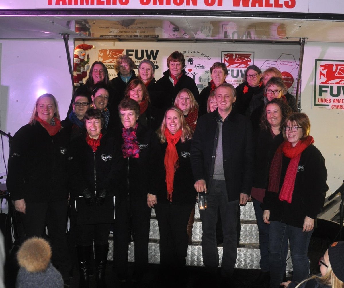 Mae'r côr wedi cael penwythnos llawn hwyl a canu yng Nghapel Bangor nos wener a troi goleuadau'r goeden 'dolig 'mlaen ym Phontarfynach neithiwr 🎄🎤

The choir have a fun weekend of singing, Capel Bangor and turning on the Christmas tree lights at Devils Bridge