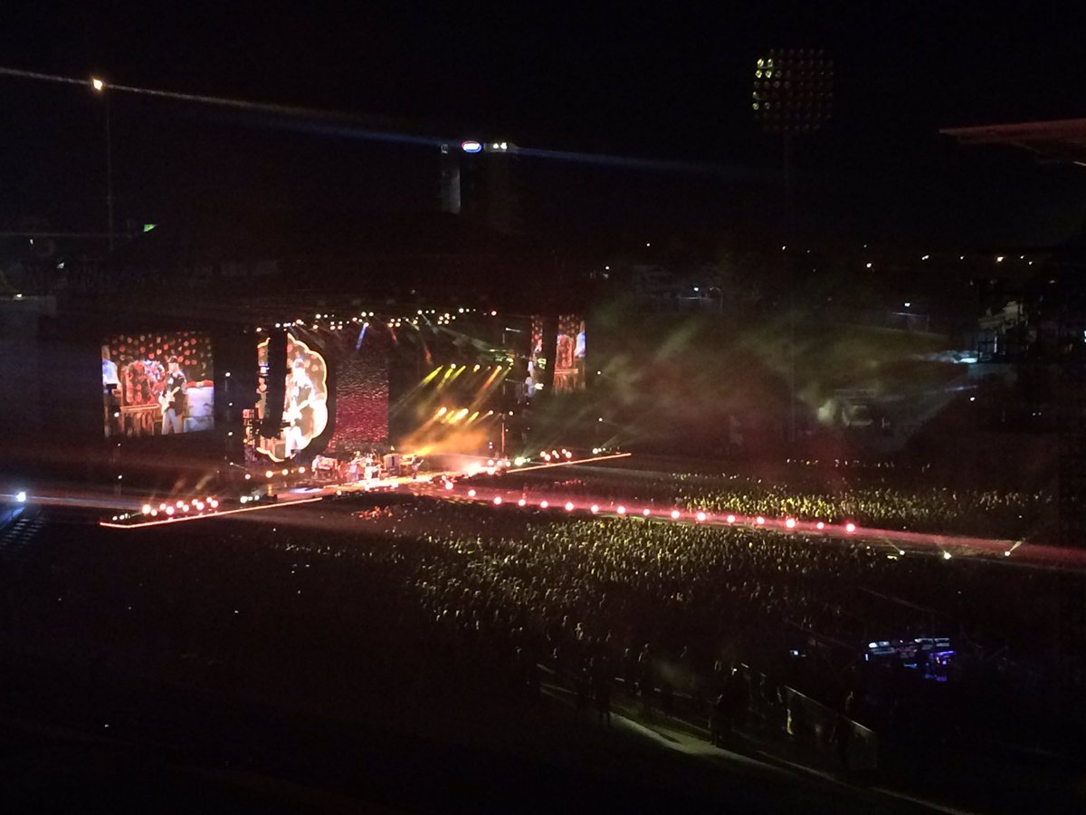 ColdplayAustral's tweet image. 1 year and 2 days ago Coldplay kicked off the Australian A Head Full of Dreams tour in Auckland.