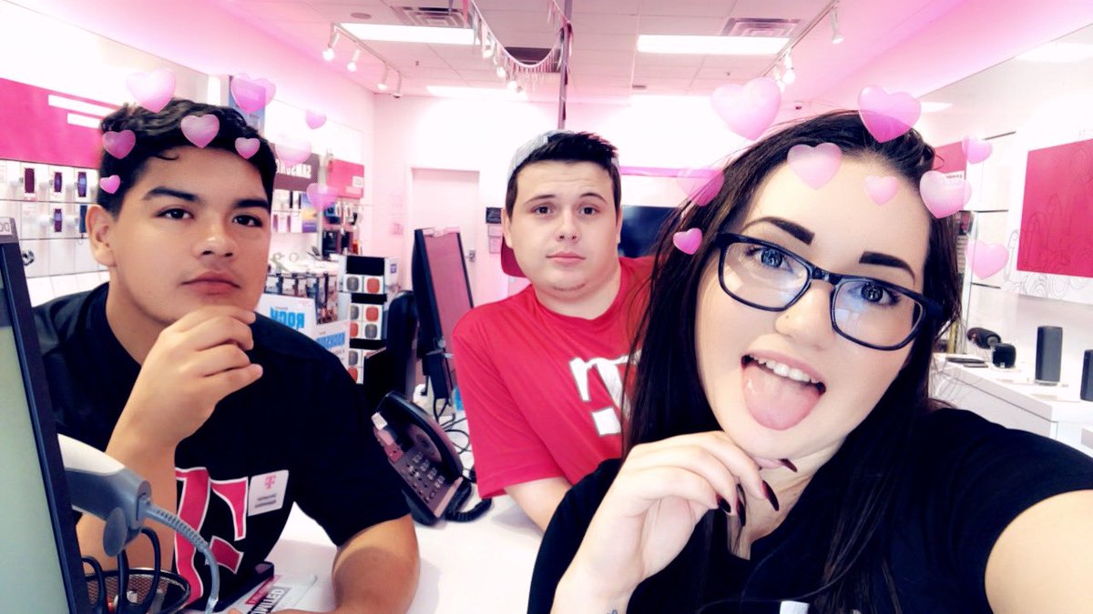 MKtmobile22's tweet photo. My new hires are the best ! Ready to kill it! @Salvarez0825 #M1AZ #mobileone https://t.co/QsZjcdUy72