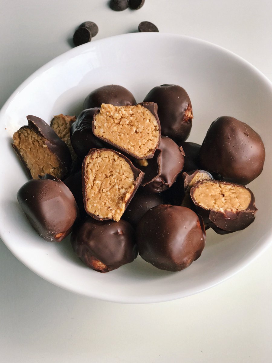 alexagasar's tweet photo. Chocolate and peanut butter balls because Monday's are tough😋 Full recipe here! https://t.co/nSwPvmlpHw #glutenfree #dairyfree @CrazyRichardsPB @enjoylifefoods #chocolate #HealthyEating #food https://t.co/KdVM9uWA3X