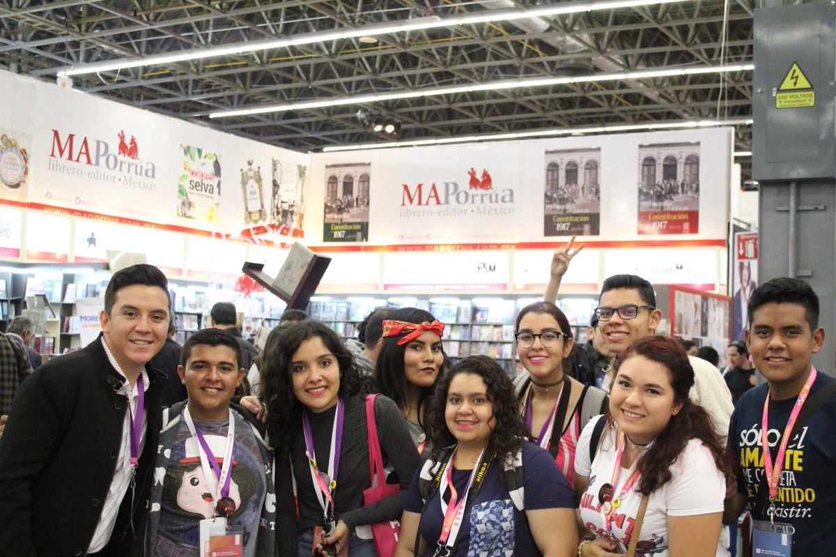 CBriianUrrea's tweet photo. El día que mi corazon saltaba de felicidad al encontrarme con estas personitas bellas ✨✨🕺 #filguadalajara31 https://t.co/LktgeZ0Kmh