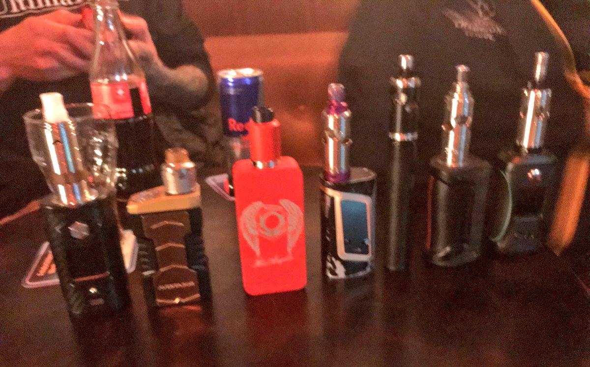 Archerbar3296's tweet photo. Dezember Dampferstammtisch in der ArcherBar ausnahmsweise mal drinnen statt im Zelt. Nette Kollegen von Dampfqueen, Toxo Vape Club und Vape Lounge Worben und viele leidenschaftliche und begeisterte Vaper #vape #dampfer 💨💨💨 https://t.co/DCmaafOIqO https://t.co/EaI9RddFRx