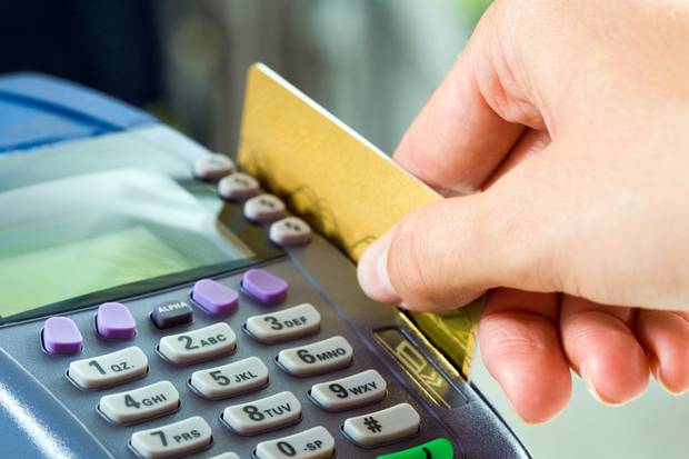senayanpost's tweet photo. GPN Diterapkan, Biaya Transaksi Gesek Kartu Turun jadi 1% - #AgusMartowardojo #BiayaGesekKartu #GerbangPembayaranNasional #GubernurBankIndonesia #MerchantDiscountRate #Senayan #Senayanpost - https://t.co/Ct5Xm6Vwgx https://t.co/lqGrYrQ0dg