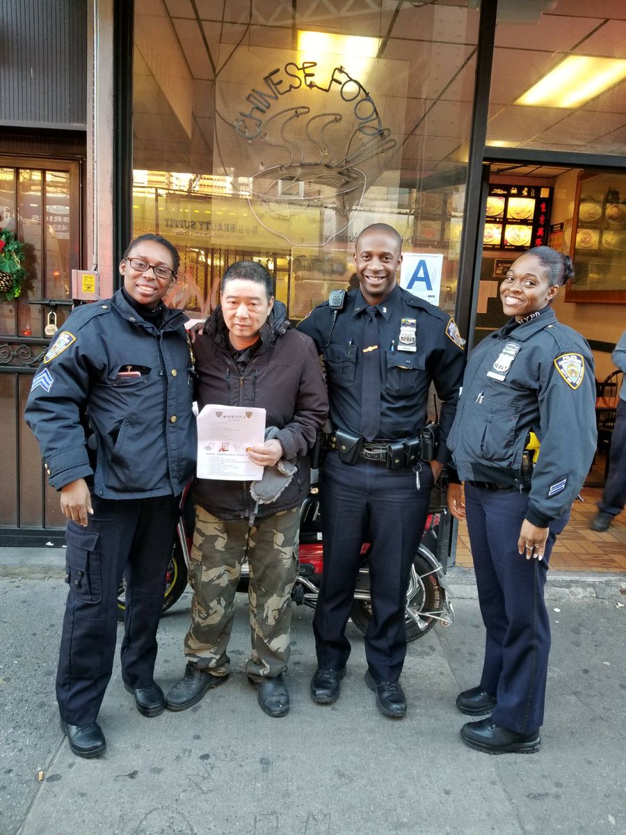 MsRobin105's tweet photo. PSA3 Housing 81NCO's
PO Nwajei, PO Robin-Edwards &amp; NCO  Sgt.Nelson help the local Food Delivery workers by giving out Safety Tips in English &amp; Mandarin Chinese. #CommunityPolicing #TogethernessInTheNeighborhood #SafeDelivery @NYPDPSA3 @NYPDFIRSTDEP @NYPDHousing @NYPDONeill https://t.co/mwqmdfd6hC