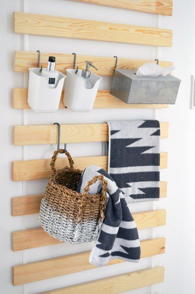 marcymckenna's tweet photo. This ladder storage solution is such an inventive idea! Hang it on the back of a door for storage that also serves as decor. #SimplySolved https://t.co/XNMQLuJkV9