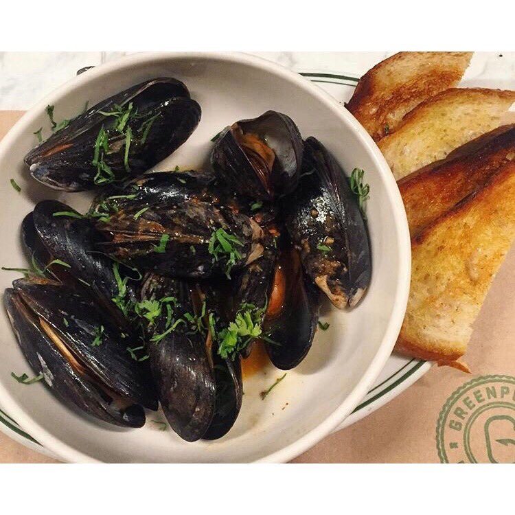 *insert dumb pun about mussels/ muscles here* okay but seriously though you should come eat these wild Cape Cod mussels bc they taste real good // 📸: <a href="/livedishapp/">LiveDish</a> #itsmonday