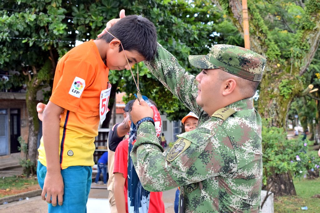 Ejercito_Div5's tweet photo. A través del deporte, nuestros héroes #FTZeus construyen país desde el sur del Tolima con los más pequeños
#FeEnLaCausa https://t.co/cqDC9LCG1n