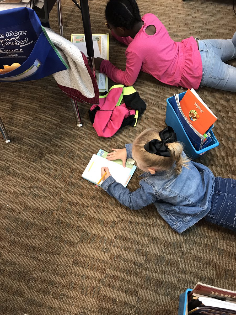 srscottLES's tweet photo. Writers are readers everyday! #readingandwritingconnection #mentortext #peerreflections #growingwritersandreaders 📚📝 @LeaphartElem https://t.co/kvZjrLNIwe