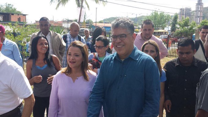 JauaMiranda's tweet photo. Combativo el despliegue de #SomosVenezuela con nuestras candidatas en Carabobo Tarcia Morillo (Montalban), @DhelizAlvarez (San Diego) y en el Edo. Miranda @GabrielaPSUV_  en Cúa https://t.co/d2A7O1DiOW