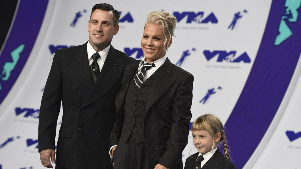 WMUR9's tweet image. Pink: I'm raising my children 'gender-neutral' bit.ly/2A3AxRh