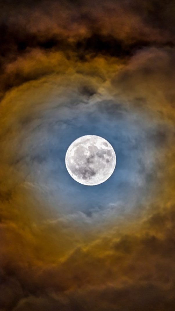 SpaceToPoint's tweet photo. The super moon was awesommemme!!! 😍💙 Picture cred to owner 😍💙🔥 #supermoon https://t.co/XlrDvk97oc