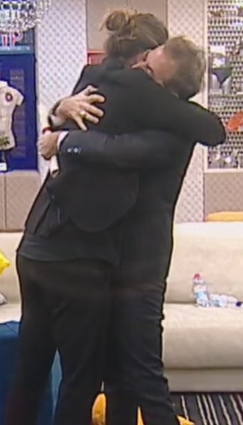 nut_moon_'s tweet image. AVETE VINTO! #GFvip #belliebravi 💙#TeamBossari