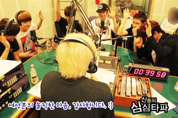 신인상을 받고싶냐는 질문에 수줍게 모두 손을 들던 한 그룹은

그후 5년동안 
23개의 대상을 타게됩니다

(with closed eyes)
- please hands up if you want to win the Rookie of the year
(everyone hands up shyly)

After that, for 5 years
They've got 23 daesangs.

#EXO #엑소 <a href="/weareoneEXO/">EXO</a>