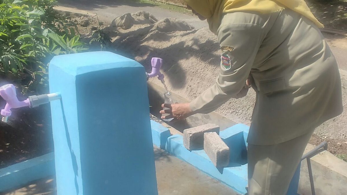 Pkm_cibatu's tweet photo. Pengambilan sample air ds wanawali pasca pembangunan desa Pamsimas @wanawali @KecCibatu @Pkm_cibatu @dkk_purwakarta https://t.co/odrGbeljGH