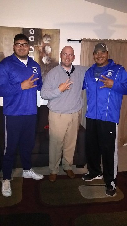 Rafael_Frias77's tweet photo. Great home visit with O-line Coach Rob Sale! Thank you for taking the time to come visit us here in Safford, AZ! 😈🔱 https://t.co/XTBB1tPvZt