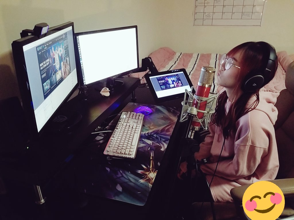 streaming! pic.twitter.com/n4vAiOaOWz. twitch.tv/lilypichu. http. 